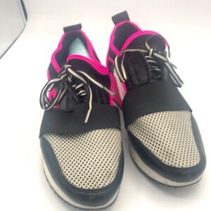 Stylish Steve Madden Women's Black and Pink Sneakers size 9